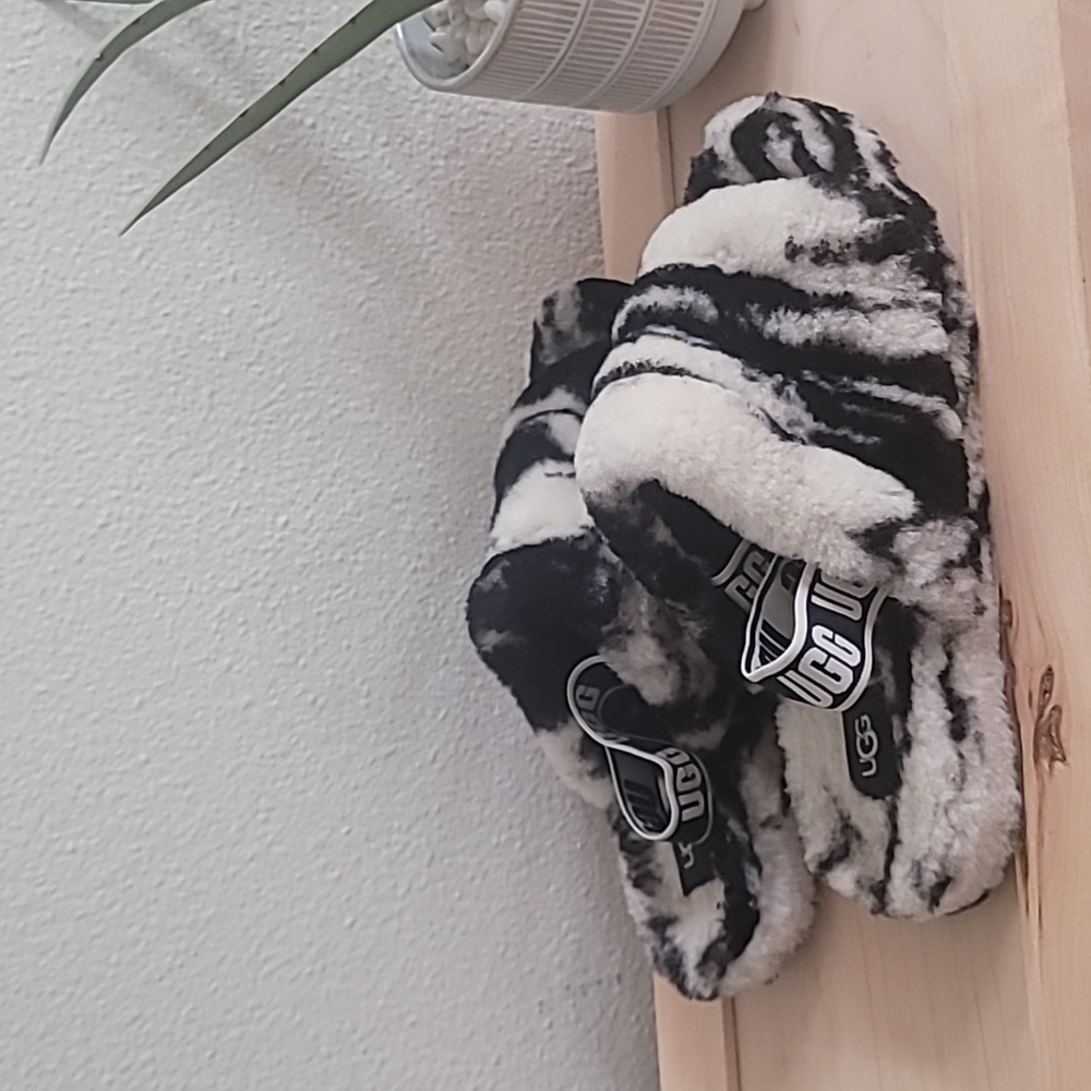 🖤 UGG FLUFF YEAH SLIDE SANDALS 🖤 - Picture 6 of 10